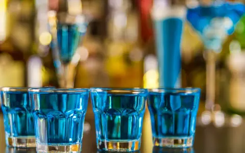 Kilka niebieskich shotów, idealnych na imprezę. Może to przepis na Kamikadze?
