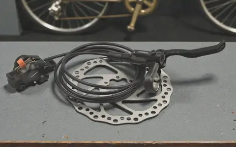 Zestaw do hamulców tarczowych Shimano: zacisk, manetka i tarcza. Gotowe do montażu tarczy hamulcowej w rowerze.