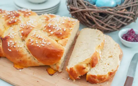 Goldbrauner Hefezopf mit Hagelzucker, perfekt für ein Osterfrühstück. Dieses Hefezopf Rezept ist ein Genuss!