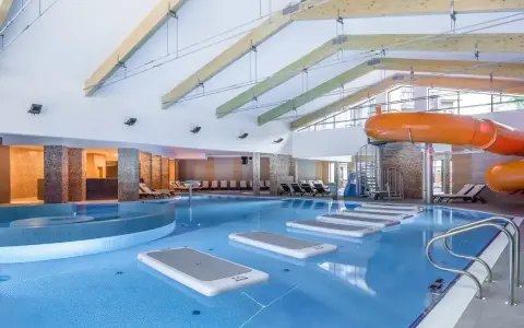 Wodne szaleństwo w hotelach z aquaparkiem w górach! Basen z dmuchanymi wyspami i zjeżdżalnią zaprasza do zabawy.