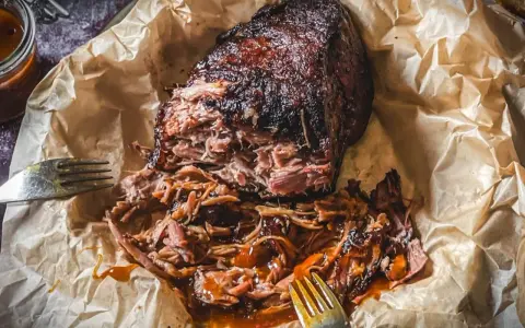 Saftiges Pulled Pork, perfekt für Ihre nächsten Grillrezepte mit Fleisch. Zart und geschmackvoll, mit einer köstlichen Sauce übergossen.