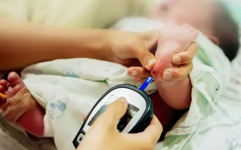 Misurazione glicemia neonato con glucometro, un piccolo prelievo per monitorare il diabete neonatale.