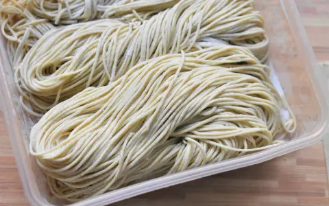 Jak zrobić makaron ramen? Przepis na idealną sprężystość!