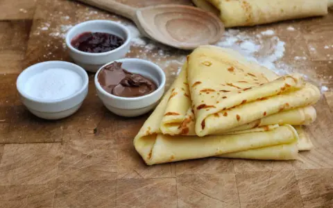 Crêpes dorées prêtes à garnir de confiture, pâte à tartiner ou sucre. Une recette pâte à crêpe facile sans repos pour un goûter gourmand.