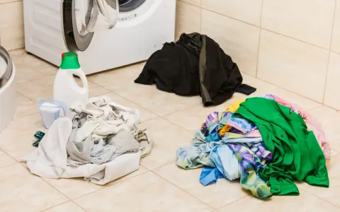 Co zrobić z zafarbowanymi ubraniami? Skuteczne metody na uratowanie tkanin