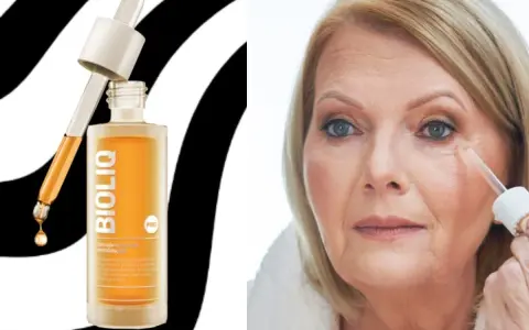 Butelka serum Bioliq PRO i starsza kobieta aplikująca kosmetyk pod oczy.