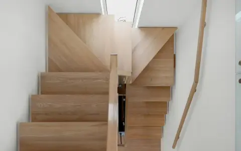Escaleras de madera para sótano: ¿Cómo elegir y proteger de la humedad?