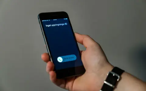 En hand håller en mobiltelefon med ett inkommande samtal. Skärmen visar "Inget uppringnings-ID" och en knapp för att svara.