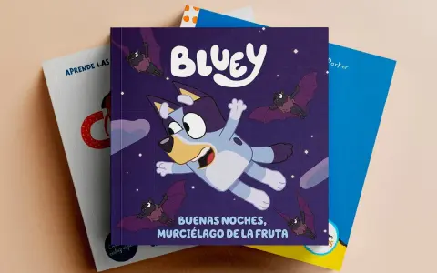Libro de Bluey "Buenas Noches, Murciélago de la Fruta" y otros cuentos divertidos para niños, con murciélagos volando en la noche estrellada.