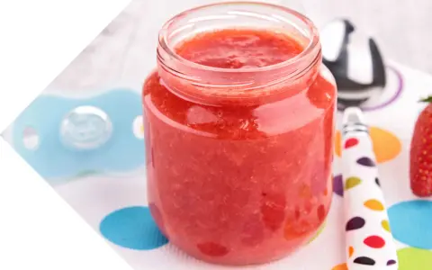 Purée de fraise maison, parfaite pour bébé. Une recette simple et délicieuse.