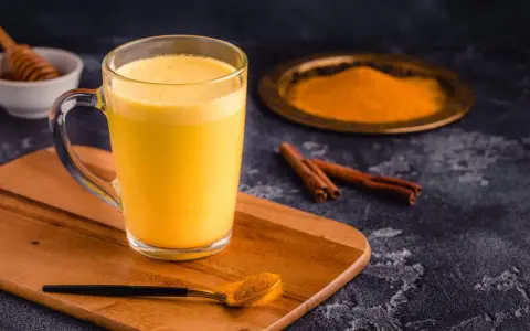Goldene Milch mit Kurkuma, Zimt und Honig. Die goldene Milch Wirkung ist bekannt für ihre entzündungshemmenden Eigenschaften.