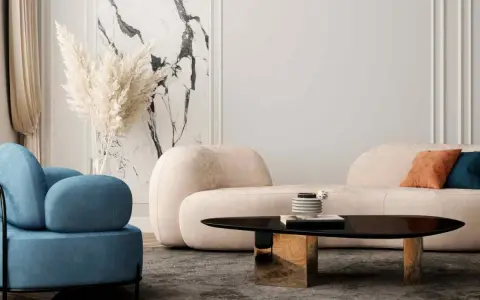Un divano beige dalle forme morbide crea un'atmosfera accogliente, con abbinamenti di cuscini in terracotta e blu.