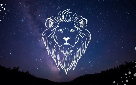 Gwiezdne niebo nad lasem, a na nim biały zarys lwa. To znak zodiaku Lew, symbolizujący siłę i odwagę, niczym pełnia w lwie.