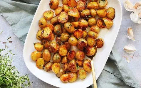 Ugnsrostade småpotatisar med vitlök och timjan, ett perfekt potatis recept för alla tillfällen.