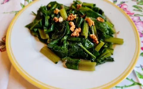 Verdure a coste in padella, saltate con noci croccanti, un contorno sano e saporito.