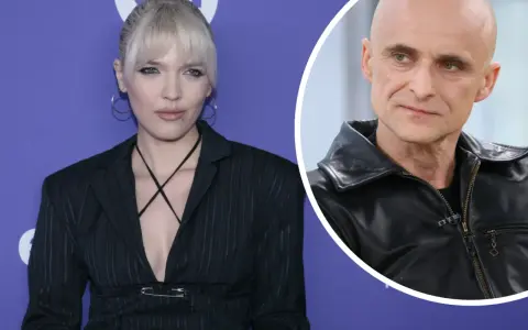 Daria Zawiałow w stylizacji z agrafką i łysy mężczyzna w skórzanej kurtce.
