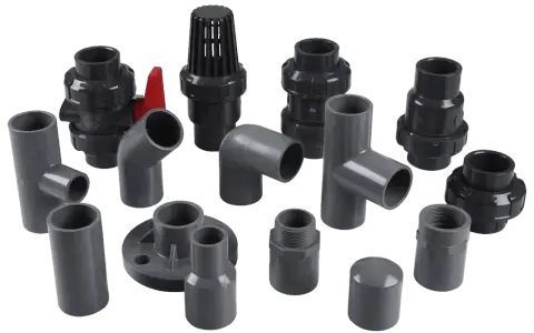 Ensemble de raccords de plomberie en PVC gris, incluant des coudes, des tés, des vannes et des adaptateurs, comme un tuyau cristal.