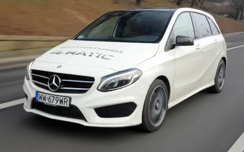 Biały Mercedes W246 4MATIC w ruchu. Warto znać potencjalne mercedes w246 awarie i problemy, by cieszyć się jazdą.