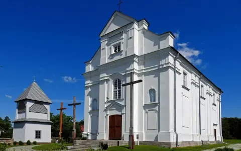 Biały kościół z dzwonnicą i krzyżami. Darowizna na cele kultu religijnego wspiera takie miejsca.