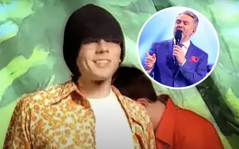 Kto śpiewa? Młody mężczyzna w czarnej czapce i kolorowej koszuli obok starszego pana w garniturze.