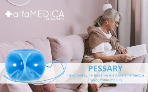 Niebieski pessar na nietrzymanie moczu, obok starszej kobiety czytającej książkę na kanapie.
