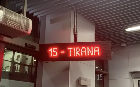Tablica informacyjna "15 - Tirana" świeci na czerwono. Czy w Tiranie jest bezpiecznie?