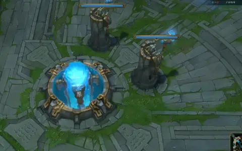 Widok z lotu ptaka na mapę gry League of Legends z wieżami i niebieskim kryształem.