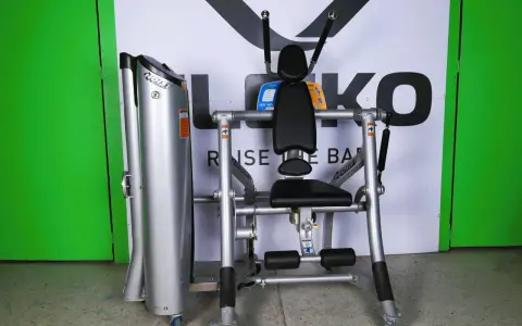 En Hoist ROC-ABS crunch maskin med svart stoppning och silverfärgad metallram. Perfekt för att träna magmusklerna.