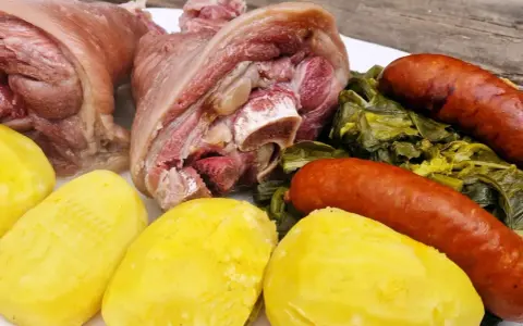 Plato de lacón con grelos, patatas y chorizo. Un festín gallego listo para disfrutar.