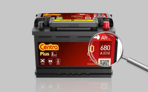 Akumulator Centra Plus 74 Ah, z powiększeniem pokazującym 680 A (EN).