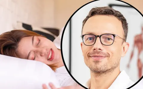 Uśmiechnięta kobieta odpoczywa, podczas gdy lekarz w okularach omawia masaż na bruksizm.
