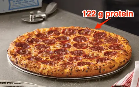 Pyszna pizza pepperoni z Dominos. Czy wiesz, że ta pizza ma 122g białka? Idealna na siłownię, ale czy zastanawiałeś się nad jej dominos pizza kcal?