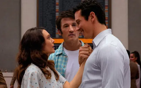 Miles Teller in un film, con Elizabeth Olsen e un altro uomo che si tengono per mano.