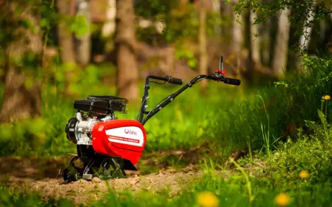 Czerwona glebogryzarka Cedrus GL450 gotowa do pracy. Czy glebogryzarka zastąpi kopanie? Z nią to możliwe!