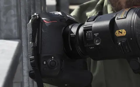 Profesjonalny aparat Nikon z obiektywem i adapterem FTZ II gotowy do akcji.