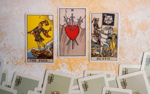 Tarot dla panien tygodniowy: karty Głupiec, Trójka Mieczy i Śmierć.