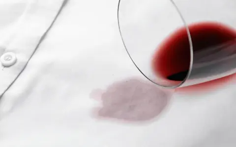 Czerwone wino na białej bluzce? Poznaj triki na każdą plamę!