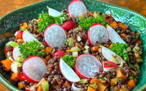 Ein bunter Linsensalat mit Radieschen, Karotten und Sellerie, perfekt für ein gesundes linsensalat rezept.