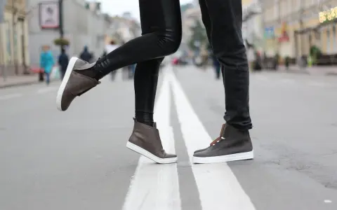 Para, gdy buty farbują od środka, co zrobić? Stylowe brązowe trampki na ulicy.