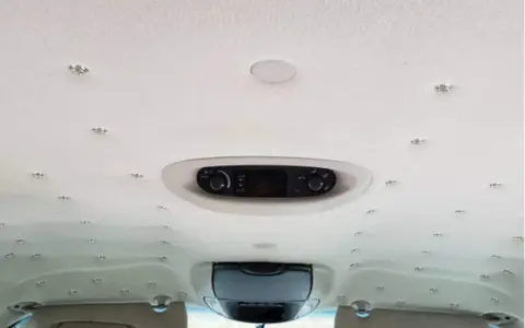 Techo de coche con luces LED y control de climatización. El detalle de cómo pegar techo coche con estas luces crea un ambiente estrellado.