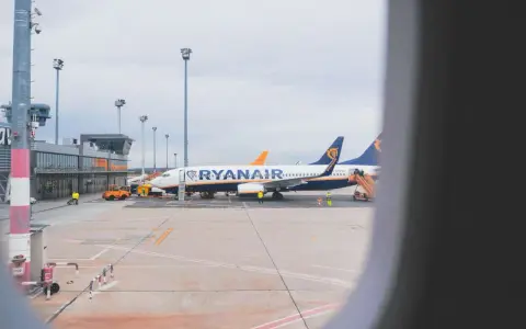 Samoloty Ryanair na płycie lotniska. Zastanawiasz się, ile alkoholu można przewieźć samolotem Ryanair? Sprawdź przepisy przed podróżą!