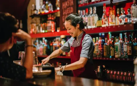 Ile zarabia przeciętny barman? Zaskakujące fakty o wynagrodzeniach