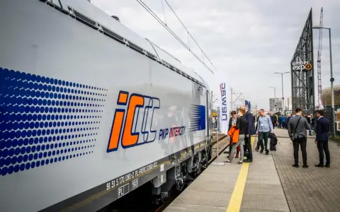 Nowy pociąg PKP Intercity na trasie Katowice-Wiedeń. Ludzie czekają na peronie.