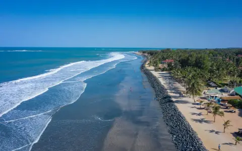 Piękna plaża w Gambii, idealna na wakacje. Kiedy jechać? Najlepiej od listopada do maja, gdy jest sucho i słonecznie.