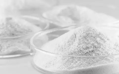 Polvere bianca in capsule di Petri, forse sodio butirrato. Attenzione alle controindicazioni prima dell'uso.