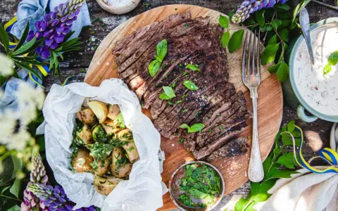 Grilla flapsteak med somriga potatisar och en krämig sås. Perfekt för midsommar!