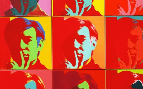 Série d'autoportraits d'Andy Warhol en sérigraphie, aux couleurs vives et contrastées, évoquant le pop art.