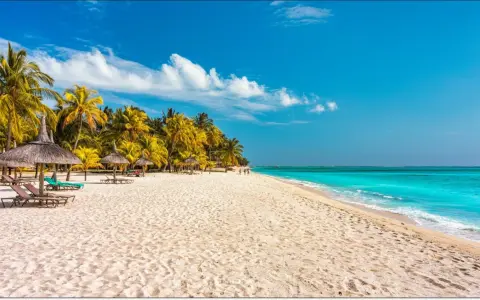 Rajska plaża na Mauritiusie w styczniu. Biały piasek, palmy, turkusowa woda i słońce. Idealne miejsce na relaks.