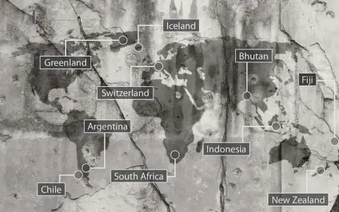 Mapa świata z zaznaczonymi miejscami, gdzie wyjechać w razie wojny: Argentyna, Chile, Islandia, Grenlandia, Szwajcaria, Bhutan, Fidżi, Indonezja, RPA, Nowa Zelandia.