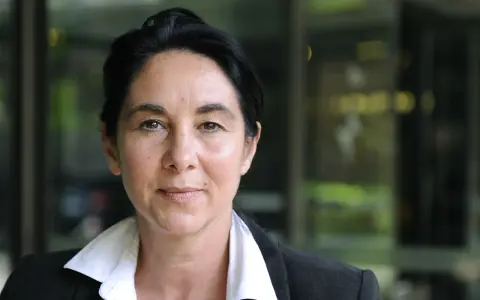 Silvia Tortora, con un'espressione serena, affronta la vita nonostante la sua malattia.
